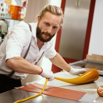 Christian Mayer bei der Zuckerlproduktion in der Zuckerlwerkstatt