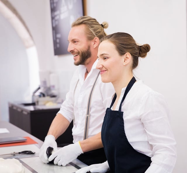 Maria und Christian bei der Zuckerlproduktion in der Zuckerlwerkstatt