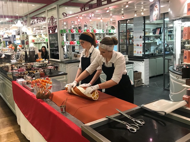 Liveproduktion von Mitarbeitern der Zuckerlwerkstatt in der Feinkostabteilung von Käfer in München