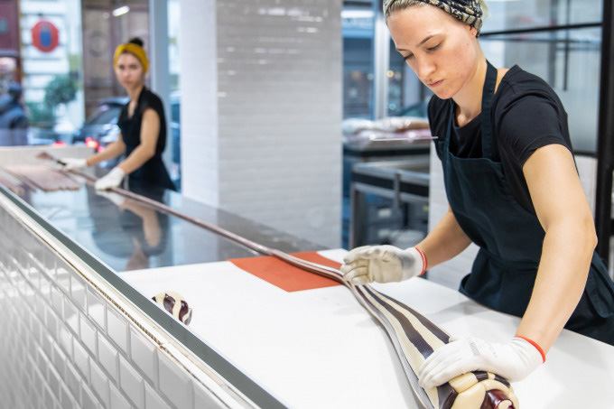 Bonbonmacherin in der Zuckerlwerkstatt stellt Zuckerl her