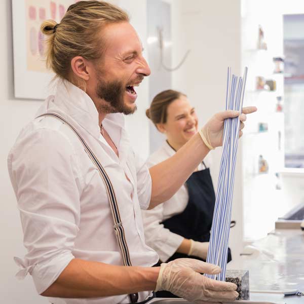 Die Gründer der Zuckerlwerkstatt beim Bonbonmachen