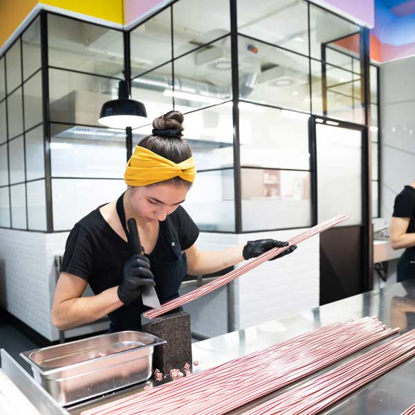 Bonbonmacherin bei der Arbeit in der Zuckerlwerkstatt