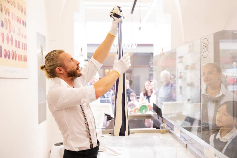 Bonbonmacher bei der Arbeit in der Zuckerlwerkstatt