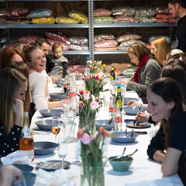 Zuckerlwerkstatt Team beim Essen