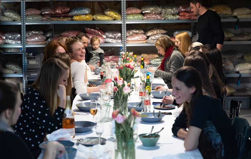 Zuckerlwerkstatt Team beim Abendessen